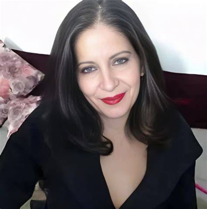 Laura Elizabeth という名称のブランドサイトを想起させるファッション系のイメージ